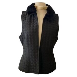 QUILTED BLACK ZIP-UP VEST W/ REMOVABLE FAUX FUR COLLAR